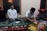 Tasyakuran yang dilaksanakan di Seketariat Baldatun Center yang dihadiri oleh puluhan pengurus organisasi Baldatun Center, relawan dan simpatisan Partai Gerindra Kabupaten Sukabumi sebagai perayaan HUT Partai Gerindra ke-8. (foto Antara/Aditya A Rohman dan Humas Baldatun Center). 