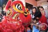 Penari Barongsai berusaha mengambil angpao yang diberi oleh warga keturunan Tionghoa di kawasan pecinan, Tambak Bayan, Surabaya, Jawa Timur, Senin (8/2). Kegiatan tersebut sebagai bentuk berbagi sesama dalam rasa syukur merayakan Imlek 2567. ANTARA FOTO/M Risyal Hidayat/16