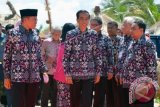 Presiden Joko Widodo (tengah) disambut Gubernur NTB, M Zainul Majdi (kiri) dan Ketua Umum PWI Pusat yang juga Penanggung Jawab Hari Pers Nasional (HPN) 2016 Margiono (kanan) saat tiba di lokasi acara Peringatan Hari Pers Nasional (HPN) di Kawasan KEK Mandalika Kuta, Praya, Lombok Tengah, NTB, Selasa (9/2). Peringatan HPN 2016 yang dipusatkan di Lombok tersebut bertemakan 'Pers Yang Merdeka Mendorong Poros Maritim dan Pariwisata'. ANTARA FOTO/Ahmad Subaidi/wdy/16.