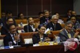 Menteri Luar Negeri Retno Marsudi (tengah) mengikuti rapat kerja dengan Komisi I DPR di Kompleks Parlemen, Senayan, Jakarta, Selasa (9/2). Rapat tersebut membahas anggaran Kemenlu dalam ABPN 2016, evaluasi pencapaian Kemenlu di 2015 dan isu-isu di bidang luar negeri. ANTARA FOTO/Hafidz Mubarak A/wdy/16.