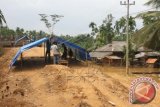 Sejumlah warga membuat tempat pengungsian sementara di Desa Rumoh Rayeuk, Kecamatan Langkahan, Aceh Utara, Aceh, Senin (8/2). Banjir yang disebabkan luapan sungai Tanah Jambo Aye akibat tingginya curah hujan mengakibatkan ratusan rumah terendam banjir dan ribuan warga terpaksa mengungsi. ANTARA FOTO/Syifa Yulinnas/aww/16.