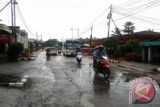 Hujan yang mengguyur Kota Tanjung Kabupaten Tabalong menyebabkan sejumlah wilayah tergenang air atau banjir. Salah satunya ruas jalan Penghulu Rasyid Kota Tanjung yang terendam akibat drainase jalan yang buruk menyusul tersumbatnya selokan di beberapa titik. Luapan air akibat saluran yang tertutup juga menyebabkan halaman kantor pos Tanjung juga terendam.Foto:Antara/Herlina Lasmianti