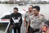 Kabarhankam Polri Komjen Pol Putut Eko Bayuseno, Kapolda Brigjen Pol Agung Budi Maryoto dan Sekdaprov M Arsyadi berbincang di depan boat ambulance yang menjadi fasilitas Poliklinik Terapung  Ditpolair Polda Kalsel yang baru saja di resmikan, Selasa (10/2). Poliklinik Terapung Ditpolair Polda Kalsel di tepi Sungai Martapura tersebut diharapkan mampu memberikan layanan kesehatan bagi masyarakat pesisir sungai di Banjarmasin dan kabupaten sekitarnya. Foto Antaranews Kalsel/Herry Murdy Hermawan