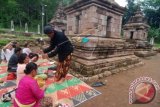 Sejumlah umat Hindu menjalankan peribadatan Hari Raya Galungan di Candi Ngempon, Bergas, Kabupaten Semarang, Jawa Tengah, Rabu (10/2). Selain sebagai perayaan hari kemenangan kebenaran (dharma) atas kejahatan (adharma), upacara persembahyangan tersebut juga dilakukan untuk menyucikan candi tersebut supaya sakral kembali. ANTARA FOTO/Aditya Pradana Putra/wdy/16.