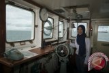 Nakhoda Agustin Nurul Fitriyah berpose di anjungan Kapal MT Merbau saat berlabuh di perairan Tanjung Sekong, Merak, Banten, Rabu (10/2). Nakhoda perempuan pertama kapal tanker milik Pertamina itu bertugas membawa kapal berbobot mati 3.500 DWT dengan kapasitas angkut 4.000 KL mendistribusikan BBM ke daerah pelosok Nusantara. ANTARA FOTO/Rosa Panggabean/wdy/16.