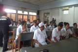 Puluhan anggota Baldatun Center mendengarkan pengarahan dari pimpinan dan pendiri organisasi untuk merencakanan berbagai kegiatan sosial di wilayah Kabupaten Sukabumi. (Foto Humas Baldatun Center).