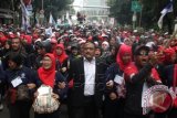 Ribuan pegawai honorer Forum Honorer Katagori 2 Indonesia (FHK2I) berjalan menuju Istana Negara untuk berunjuk rasa di Jalan Medan Merdeka Barat, Jakarta, Rabu (10/2). Ribuan tenaga honorer dari berbagai penjuru indonesia melakukan unjuk rasa dan menuntut presiden agar terjadinya pengangkatan seluruh tenaga honorer di FHK2I menjadi pegawai negeri sipil. ANTARA FOTO/Zaki Aulia/wdy/16.