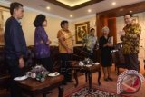 Ketua DPD Irman Gusman (kanan) berbincang dengan aktifis dan keluarga korban pelanggaran HAM di Kompleks Parlemen Senayan, Jakarta, Kamis (11/2). Pertemuan itu membahas pelanggaran-pelanggaran HAM di Indonesia yang tidak kunjung terselesaikan, ANTARA FOTO/Akbar Nugroho Gumay/wdy/16