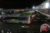 Sejumlah bus antre masuk ke kapal pada malam hari di pelataran parkir Dermaga I Pelabuhan Penyeberangan Merak, Provinsi Banten. (ANTARA FOTO/M.Tohamaksun/Dok).