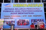 Pengumuman untuk para calon penumpang agar menyiapkan kartu identitas diri saat akan membeli tiket masuk kapal di Pelabuhan Penyeberangan Bakauheni, Kabupaten Lampung Selatan, Provinsi Lampung. (ANTARA FOTO/M.Tohamaksun/Dok).