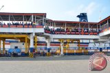 Para penumpang masuk kapal di Dermaga III Pelabuhan Penyeberangan Bakauheni, Kabupaten Lampung Selatan, Provinsi Lampung, untuk menyeberang ke Pelabuhan Merak, Provinsi Banten rata-rata selama dua sampai dengan tiga jam. (ANTARA FOTO/M.Tohamaksun/Dok).