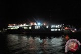 Pemandangan di atas kapal pada malam hari di Dermaga III Pelabuhan Penyeberangan Merak, Provinsi Banten. (ANTARA FOTO/M.Tohamaksun/Dok).