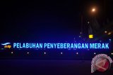 Tampilan tata lampu pada malam hari di pintu gerbang masuk ke kapal di Pelabuhan Penyeberangan Merak, Provinsi Banten. (ANTARA FOTO/M.Tohamaksun/Dok).