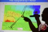 siluet Vice President Operation PT Lapindo Brantas Inc Harsa Harjana menjelaskan lokasi titik pengeboran baru Lapindo di Sidoarjo kepada wartawan di Surabaya, Jawa Timur, Jumat (12/2). Dalam keterangannya, dia menjelaskan bahwa lokasi yang terletak di Desa Kedungbanteng, Sidoarjo tersebut dianggap aman dan siap untuk dilakukan pengeboran baru. Antara Jatim/Zabur Karuru/16