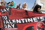 Mahasiswa yang tergabung dalam Kesatuan Aksi Mahasiswa Muslim Indonesia (KAMMI) dan ormas lainnya membentangkan spanduk saat aksi unjuk rasa menolak perayaan Valentine\'s Day di Banda Aceh, Sabtu (13/2). Mahasiswa Aceh menolak perayaan Valentine\'s Day dan menuntut pemerintah tidak melegalkan UU LGBT. ANTARA FOTO/Ampelsa