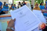 Warga korban lumpur Lapindo mengurus sertifikat rumah di Perumahan Kahuripan Nirwana Village (KNV), Sidoarjo, Jawa Timur, Minggu (14/2). Sebanyak 493 warga korban lumpur Lapindo yang menggunakan sistem resettlement (ganti rugi rumah) akhirnya mendapatkan haknya, berupa sertifikat tanah dan rumah. Antara Jatim/Umarul Faruq/zk/16
