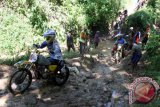 Peserta TRIAT 2 Motor Trail Adventure mencoba melewati rintangan sungai berlumpur di jalur tengkorak, Wonorejo, Tulungagung, Jawa Timur, Minggu (14/2). Olahraga motor sport yang mengandalkan ketahanan fisik serta kelihaian berkendara di medan sulit tersebut diiikuti lebih dari 1.500 peserta dari berbagai daerah se-Jawa-Bali sekaligus sebagai ajang promosi wisata daerah. Antara Jatim/Foto/Destyan Sujarwoko/16