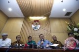 Menteri ESDM Sudirman Said (ketiga kanan), Mendagri Tjahjo Kumolo (ketiga kiri), Ketua KPK Agus Rahardjo (kedua kanan), Koordinator Koalisi Anti Mafia Tambang Pius Ginting (kanan), Deputi Pencegahan KPK Pahala Nainggolan (kedua kiri) dan Dirjen Minerba KESDM Bambang Gatot Ariyono (kiri) memberikan keterangan pers hasil rapat koordinasi di Gedung KPK, Jakarta, Senin (15/2). Rapat koordinasi tersebut membahas soal tindak lanjut dan pengawasan atas pengelolaan pertambangan mineral dan batubara serta sektor energi tahun 2016. ANTARA FOTO/Widodo S. Jusuf/wdy/16.