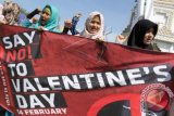 Mahasiswa yang tergabung dalam Kesatuan Aksi Mahasiswa Muslim Indonesia (KAMMI) dan ormas lainnya membentangkan spanduk saat aksi unjuk rasa menolak perayaan Valentine's Day di Banda Aceh, Sabtu (13/2). Mahasiswa Aceh menolak perayaan Valentine's Day dan menuntut pemerintah tidak melegalkan UU LGBT. ANTARA FOTO/Ampelsa/nz/16
