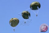 Pasukan Paskhas TNI AU melakukan terjun payung 'para dasar' dari pesawat Hercules A- 1318 di udara Lanud Iskandar Muda, Blang Bintang; Aceh Besar, Aceh, Jmat (12/2). Terjun para dasar (Static) dari ketinggian 1.500 kaki itu, merupakan latihan dasar dalam meningkatkan kemampuan tempur prajurit TNI AU. ANTARA FOTO/Ampelsa/foc/16.