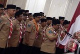 Gubernur Jawa Timur Soekarwo (kanan) dilantik sebagai Ketua Majelis Pembimbing Daerah Jawa Timur beserta pengurus di Gedung Negara Grahadi, Jalan Gubernur Suryo Surabaya, Senin (15/2) malam. Pelantikan tersebut dipimpin Ketua Kwartir Nasional Adhyaksa Dault. Antarajatim/Fiqih Arfani/zk/16