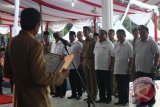 Plt Gubernur Sumut Tengku Erry Nuradi (kiri) bersama pasangan kepala daerah terpilih mengucapkan sumpah jabatan saat melakukan simulasi acara dalam gladi bersih upacara pelantikan bupati dan wali kota terpilih di Lapangan Merdeka Medan, Sumatera Utara, Selasa (16/2). Pengucapan sumpah jabatan serta pelantikan kepala daerah hasil Pilkada serentak 2015 di Sumut akan dilaksanakan Rabu (17/2). ANTARA SUMUT/Septianda Perdana/16