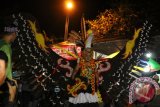 Salah satu peserta Tabalong Ethnic Festival (TEF) mengenakan kostum bergaya Burung Enggang tampil mempesona dalam acara pembukaan TEF 15 - 21 Februari 2016 di Taman Kota Tanjung. Queen Of Enggang atau Ratu Enggang cukup menarik perhatian pengunjung yang memadati Taman Kota Tanjung. Burung Enggang merupakan salah satu simbol budaya Dayak di Kalimantan Selatan maupun Kalimantan pada umumnya. Foto Antara/Herlina Lasmianti/Kims