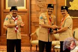 Ketua Majelis Pembimbing Daerah (Mabida) Pramuka Jatim Soekarwo memberikan sambutan di Gedung Negara Grahadi Surabaya, Jawa Timur, Senin (15/2) malam. Kegiatan tersebut dalam rangka pelantikan pengurus Mabida dan Kwarda Pramuka Jawa Timur. Antara Jatim/Didik Suhartono/zk/16