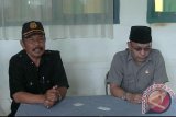 Kunjungan Kerja Wakil Ketua Badan Kehormatan DPRD Kabupaten Sukabumi sekaligus pendiri sekaligus Penanggung Jawab Balad Ade Dasep Siap Turun (Baldatun) Center, Ade Dasep Zainal Abidin (kanan), disambut Muhudi (kiri) Kepala Sekolah SDN 03 Nagrak Utara, Kabupaten Sukabumi dalam rangka memberikan bantuan kepada anak yatim dan juga mengunjungi dua pelajar di sekolah tersebut yang merupakan Juara II Matematika tingkat, Radit dan Juara III Tahfidz Al-Quran, Rani Septiani tingkat Kabupaten Sukabumi. (Foto Antara/ Aditya A Rohman)