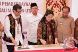 Menko PMK, Puan Maharani (kedua kanan) menandatangani prasasti peluncuran Poros Sentra Pelatihan Pemberdayaan Wilayah Perbatasan didampingi Kepala BNP2TKI, Nusron Wahid (kedua kiri) dan Menkum & HAM, Yasonna Laoly di Kantor BP3TKI Kabupaten Nunukan, Kalimantan Utara, Selasa (16/2). BNP2TKI berjanji menerbitkan paspor bagi WNI dan TKI ilegal yang bekerja di Negeri Sabah, Malaysia melalui Poros Sentra Pelatihan Pemberdayaan Wilayah Perbatasan di Kantor BP3TKI Kabupaten Nunukan sebanyak 200 orang setiap hari. ANTARA FOTO/M.Rusman/wdy/16