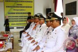 Gubernur Gorontalo Rusli Habibie melantik tiga kepala daerah di halaman rumah dinas gubernur, Ketiga kepala daerah tersebut yakni Bupati Bone Bolango Hamim Pou dan Wakil Bupati Bone Bolango Kilat Wartabone, Bupati Gorontalo Nelson Pomalingo dan Wakil Bupati Gorontalo Fadli Hasan. Kemudian Bupati Pohuwato Syarif Mbuinga dan Wakil Bupati Pohuwato Amin Haras. Rabu (17/2) 