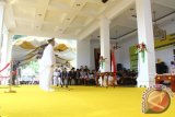 Gubernur Gorontalo Rusli Habibie melantik tiga kepala daerah di halaman rumah dinas gubernur, Ketiga kepala daerah tersebut yakni Bupati Bone Bolango Hamim Pou dan Wakil Bupati Bone Bolango Kilat Wartabone, Bupati Gorontalo Nelson Pomalingo dan Wakil Bupati Gorontalo Fadli Hasan. Kemudian Bupati Pohuwato Syarif Mbuinga dan Wakil Bupati Pohuwato Amin Haras. Rabu (17/2) 