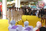 Gubernur Gorontalo Rusli Habibie melantik tiga kepala daerah di halaman rumah dinas gubernur, Ketiga kepala daerah tersebut yakni Bupati Bone Bolango Hamim Pou dan Wakil Bupati Bone Bolango Kilat Wartabone, Bupati Gorontalo Nelson Pomalingo dan Wakil Bupati Gorontalo Fadli Hasan. Kemudian Bupati Pohuwato Syarif Mbuinga dan Wakil Bupati Pohuwato Amin Haras. Rabu (17/2) 