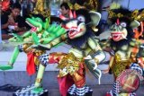 Perajin menyelesaikan pembuatan miniatur Ogoh-Ogoh di kawasan Desa Sukawati, Gianyar, Bali, Rabu (17/2). Menjelang Hari Raya Nyepi, terjadi peningkatan permintaan kerajinan miniatur Ogoh-Ogoh dengan berbagai karakter hingga sekitar 200 persen dengan harga jual berkisar Rp50.000 hingga Rp600.000 tergantung ukuran dan kesulitan pembuatan tersebut. ANTARA FOTO/Fikri Yusuf/wdy/16.