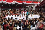 Plt Gubernur Sumut Tengku Erry Nuradi (tengah) bersama sejumlah Bupati/Wakil Bupati dan Wali Kota/Wakil Wali Kota terpilih berfoto bersama usai pelantikan di Lapangan Merdeka Medan, Sumatera Utara, Rabu (17/2). Gubernur Sumut melantik 15 kepala daerah yakni 11 pasangan Bupati/Wakil Bupati dan empat pasangan Wali Kota/Wakil Wali Kota terpilih pada Pilkada serentak 9 Desember 2015 lalu. ANTARA SUMUT/Septianda Perdana/16