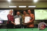 Deputi Bidang Usaha Pertambangan, Industri Strategis dan Media Kemen. BUMN Fajar Harry Sampurno (kedua kiri) berfoto bersama Wakil Kepala Badan Ekonomi Kreatif Ricky Pesik (ketiga kiri), Direktur PFN Shelvy Arifin (kiri) dan Direktur Innovation and Strategic Portfolio Telkom Indra Utoyo (kanan) usai penandatanganan Kerjasama antara PFN dengan Telkom Indonesia tentang Produksi Animasi dan Digitalisasi Serial Si Unyil di kantor Kementerian BUMN, Jakarta, Rabu (17/2). Serial animasi yang berjudul Petualangan Si Unyil tersebut merupakan serial keluarga yang mengetengahkan nilai-nilai persahabatan, kesetiakawanan dan keriangan dunia anak tersebut akan tayang pada Agustus 2016 mendatang. ANTARA FOTO/Muhammad Adimaja/wdy/16