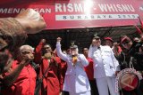 Wali Kota dan Wakil Wali Kota Surabaya terpilih Tri Rismaharini-Whisnu Sakti Buana menyerukan kata MERDEKA saat di kantor DPC PDIP Surabaya jelang pelantikan sebelum pawai menuju Gedung Negara Grahadi.