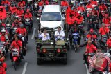Wali Kota dan Wakil Wali Kota Surabaya terpilih Tri Rismaharini-Whisnu Sakti Buana berpawai mengendarai Jeep Willys diikuti kader serta simpatisan PDIP.