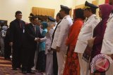 Sekretaris Kabinet Pramono Anung (kedua kiri) bersama Menteri Dalam Negeri Tjahjo Kumolo (kiri) menyalami Bupati/Wakil Bupati dan Wali Kota/Wakil Wali Kota terpilih