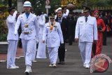 Wali Kota dan Wakil Wali Kota Surabaya terpilih Tri Rismaharini-Whisnu Sakti berjalan memasuki Gedung Negara Grahadi Surabaya.