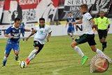 Pesepak bola Persib Bandung Rachmad Hidayat (kiri) berebut bola dengan pesepak bola PSS Sleman Wahyu Gunawan (kedua kiri) dalam babak penyisihan pertandingan sepak bola Bali Island Cup 2016 di Stadion Dipta, Gianyar, Kamis (18/2). Persib Bandung menang atas PSS Sleman dengan skor 4-2. ANTARA FOTO/Nyoman Budhiana/i018/2016.