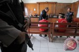 Dua terdakwa menunggu dimulainya sidang kasus dugaan pembunuhan dengan korban aktivis lingkungan Salim Kancil di Pengadilan Negeri (PN) Surabaya, Jawa Timur, Kamis (18/2). Tiga puluh empat terdakwa kasus dugaan pembunuhan Salim Kancil dan penganiayaan Tosan menjalani sidang perdana dengan agenda pembacaan dakwaan. Antara Jatim/Didik Suhartono/zk/16