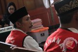 Dua terdakwa menjalani sidang kasus dugaan pembunuhan dengan korban aktivis lingkungan Salim Kancil di Pengadilan Negeri (PN) Surabaya, Jawa Timur, Kamis (18/2). Tiga puluh empat terdakwa kasus dugaan pembunuhan Salim Kancil dan penganiayaan Tosan menjalani sidang perdana dengan agenda pembacaan dakwaan.Antara Jatim/Didik Suhartono/zk/16