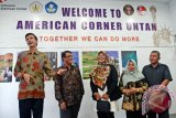 Duta Besar Amerika Serikat untuk Indonesia, Robert Blake (kiri), didampingi Rektor Universitas Tanjungpura, Thamrin Usman (dua kiri) dan Direktur American Corner, Stella Pransisca (tiga kanan), berbicara saat melakukan lawatan di American Corner Universitas Tanjungpura di Pontianak, Kalbar, Selasa (16/2). Kunjungan ke American Corner Universitas Tanjungpura tersebut, merupakan rangkaian kegiatan dari lawatan Robert Blake ke Kalimantan Barat. ( Foto Sheravim)