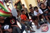 Puluhan anak jalanan terjaring razia di Polres Jombang, Jawa Timur, Kamis (18/2). Sekitar 10 anak jalanan yang berasal dari beberapa kota luar Jombang diamankan Sabhara Polres Jombang karena keberadaan mereka sering kali menimbulkan keresahan masyarakat di jalan raya , rawan menjurus kriminal. Antara Jatim/Syaiful Arif/zk/16