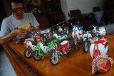 Perajin menyelesaikan proses mebuatan miniatur motor klasik di Pancuran, Salatiga, Jawa Tengah, Kamis (18/2). Berbagai jenis hasil kerajinan miniatur motor klasik tahun 70 an diproduksi dengan bahan dasar timah, yang telah dijual kesejumlah daerah seperti Batam, Kalimantan, Bali, Jakarta, Bandung, serta keluar negeri Thailand dan Malaysia, yang dijual dengan harga Rp 300 ribu hingga Rp 800 ribu per unit tergantung ukuran dan kesulitan dalam memproduksi. ANTARA FOTO/ Aloysius Jarot Nugroho/wdy/16.