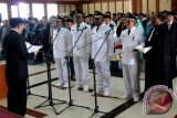 Gubernur Maluku Said Assagaff melantik dan mengambil sumpah Bupati dan Wakil Bupati Seram Bagian Timur dan Kepulauan Aru di Ambon, Maluku, Rabu (17/2). Gubernur Maluku Said Assagaff melantik pasangan Johan Gonga-Muin Sogalrey sebagai Bupati dan Wakil Bupati Kepulauan Aru dan Abdul Mukti Keliobas-Fachri Husni Alkatiri sebagai Bupati dan Wakil Bupati Seram Bagian Timur. ANTARAFOTO/izaac mulyawan/nz/16.