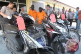 Kapolres Kota Langsa AKBP Sunarya (kiri) memperlihatkan barang bukti dan dua tersangkat curanmor saat gelar perkara di Mapolres Kota Langsa, Aceh, Kamis (18/2). Aparat kepolisian setempat berhasil menangkap dua orang pelaku curanmor dengan inisial TCM (43) dan DA (33) yang terekam di CCTV saat melakukan aksinya dikantor Bapedda, sementara barang bukti 3 unit sepeda motor dan 2 buah kunci berbentuk obeng sudah diamankan. ANTARA FOTO/Syifa Yulinnas/16.