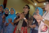 Menteri Perlindungan Perempuan dan Anak (PPA) Yohana Susana Yembise memberi sambutan saat kunjungan kerja di Jombang, Jawa Timur, Jumat (19/2). Pada kunjungan kerjanya, Menteri PPA tersebut menyampaikan rasa prihatin karena kekerasan terhadap anak masih terus terjadi, hal itu disebabkan karena UU Perlindungan anak belum maksimal dijalankan di Indonesia. Antara Jatim/Syaiful Arif/zk/16