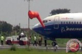Proses evakuasi pesawat Lion Air dengan nomor penerbangan JT-263 tujuan Balikpapan-Surabaya ketika mengalami 'over run' (tergelincir) di Bandara Internasional Juanda, Surabaya, Jawa Timur, Sabtu (20/2). Sebanyak 32 penerbangan domestik di bandara itu terganggu atau mengalami keterlambatan akibat tergelincirnya pesawat itu saat mendarat di bandara tersebut. Antara Jatim/Istimewa/ZK/16 (foto kualitas buruk dari sumbernya) 